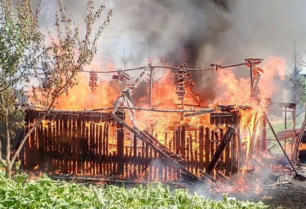 Při požáru domu v České Lípě zemřel ve člověk, příčinu smrti určí pitva