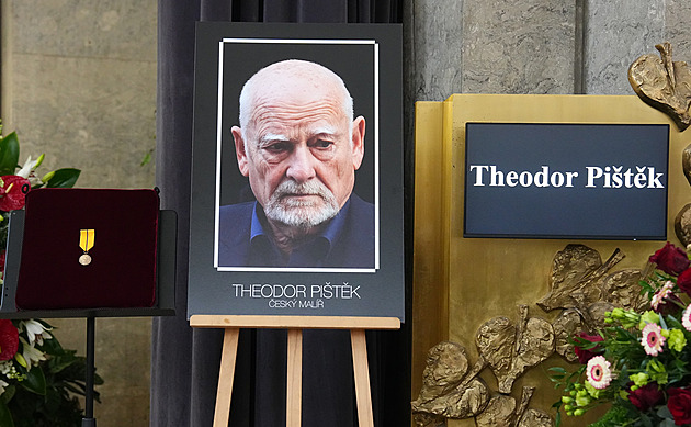 Na poslední rozloučení s výtvarníkem Theodorem Pištěkem dohlíží Hradní stráž