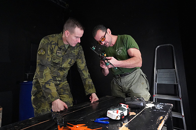 Mohl to být podvod, neměli licenci. Policie vyšetřuje drony pro Ukrajinu