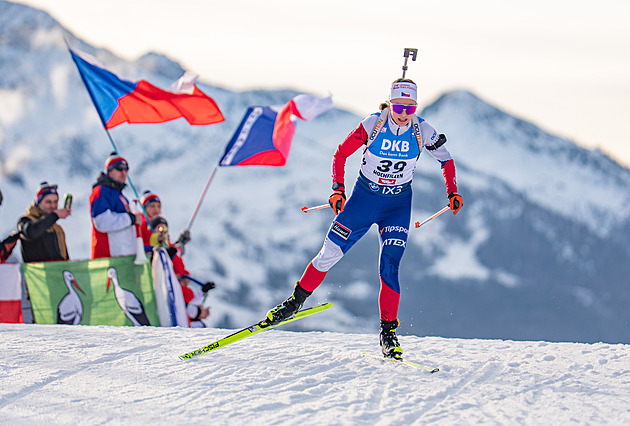 Biatlon ONLINE: Ženy jedou štafetu, Charvátová vleže jednou dobíjela