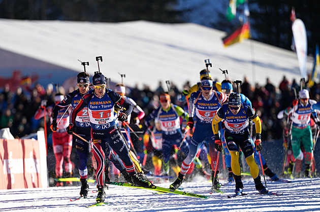 Biatlon ONLINE: Štafeta mužů a tři trestná kola Karlíka na závěr