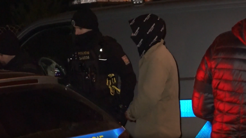 Únosce měl chlapce odvléct násilím, dobrovolně s ním nešel. Policisté řeší jedinou verzi