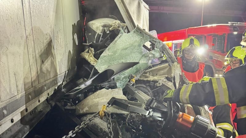 Těžká nehoda dodávky a kamionu uzavřela Pražský okruh. Řidiče vystříhávali, v akci byl vrtulník