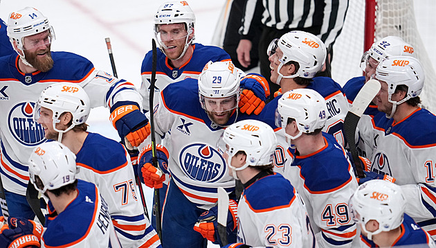 Prokouřil si cestu k milníku. Draisaitl slavil  ve vtipném triku, které oblékl i McDavid