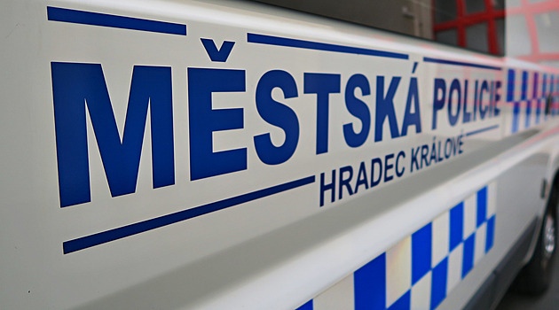 Nenechavci drancují kontejnery s obnošenými oděvy, poničili desítky nádob