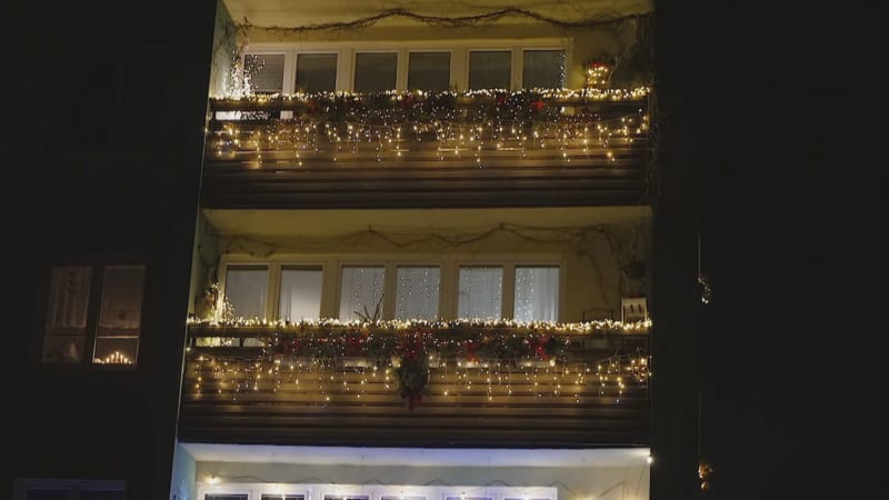 Čtyři rodiny dělají radost celému Havířovu. Pod ozdobenými balkony dokonce vázne doprava