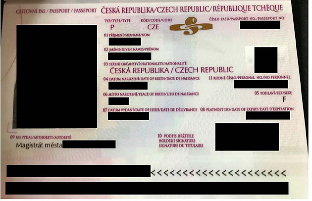 Nové snímky z kauzy Epstein. Ukazují český pas, Ficova poradce a popisky na ženách