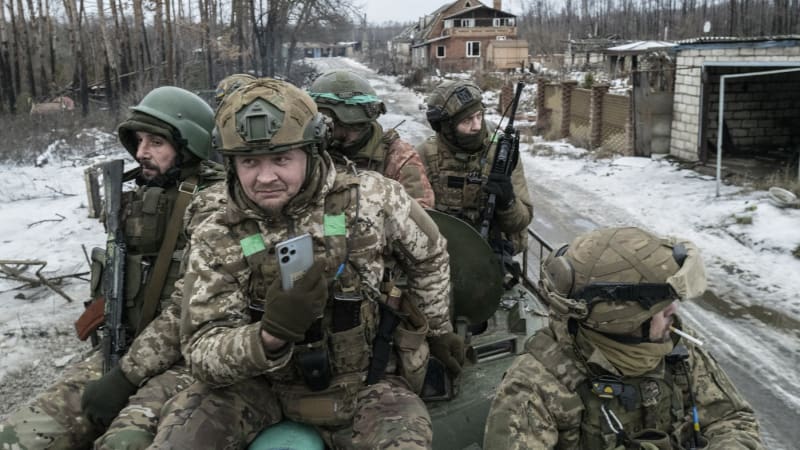 Únik ze smrtící pasti v Kupjansku. Detaily úspěchu Kyjev tají, Rusy chce překvapit i jinde