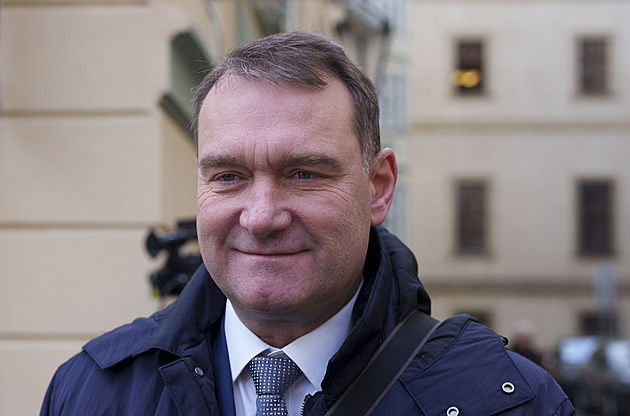 SPD vře kvůli slovům jejího ministra Zůny. Peníze na válku nepůjdou, ujišťuje Fiala