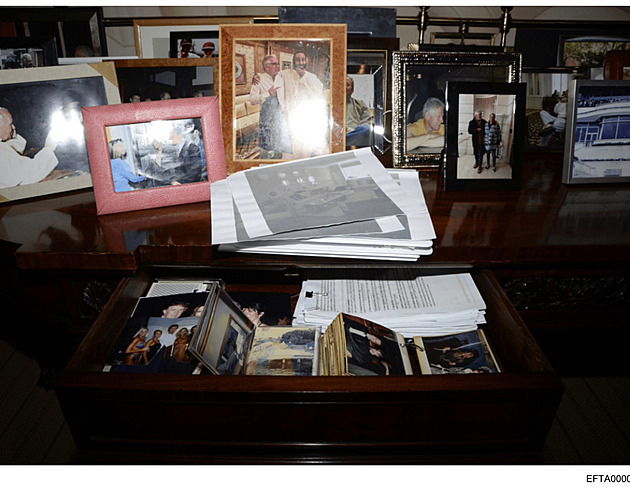 Ministerstvo vymazalo z Epsteinových spisů fotku s Trumpem. Po kritice ji vrátilo