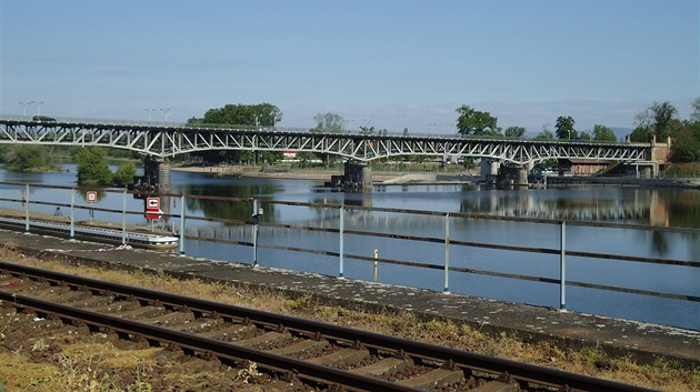 Znovu stržená trolej v Roudnici zastavila vlaky. Chystá se evakuace 400 lidí