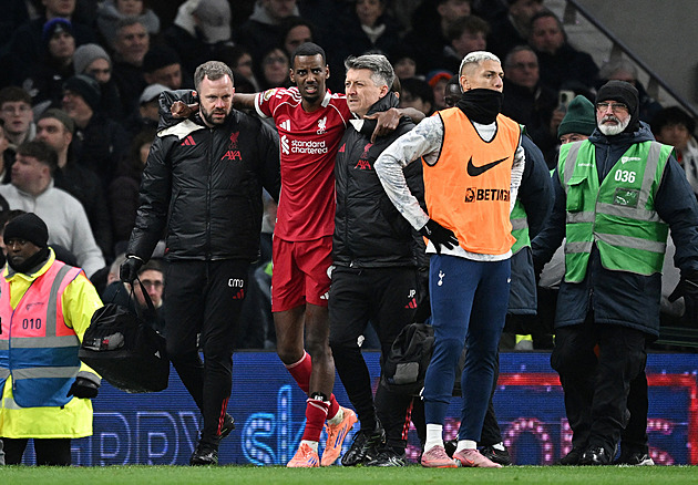 Zranění kotníku, fraktura lýtkové kosti. Isak je po operaci, Liverpoolu bude chybět