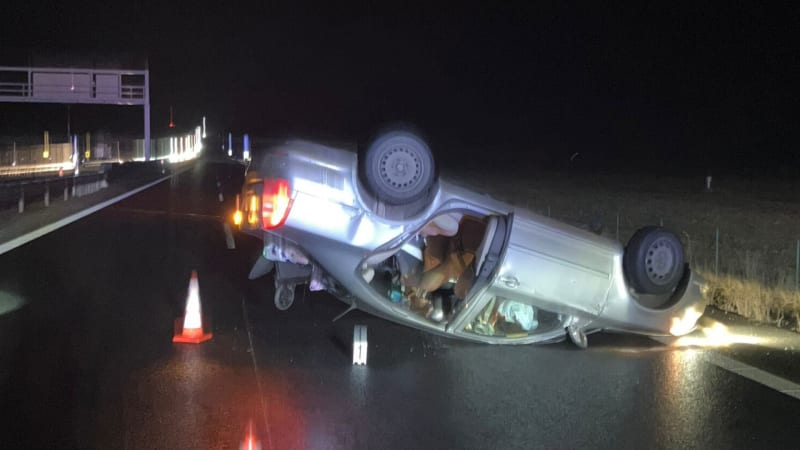 Vážná nehoda ochromila hlavní tah na Prahu: Jedno auto skončilo na střeše, dálnice je uzavřena