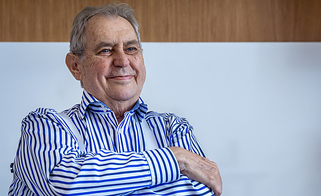 Zeman vystoupí s projevem. Předtím stihl zkritizovat vládu a popřát lidem zdraví