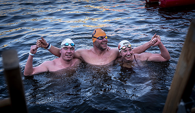 Otužilci plavali v ledové vodě u Národního divadla. Dorazilo jich 330