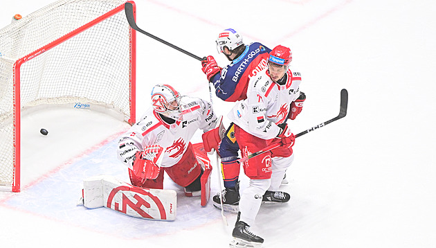 ONLINE: Pardubice srovnávají šlágr, Vary už jsou druhé. Litvínov si poradil i s Hradcem