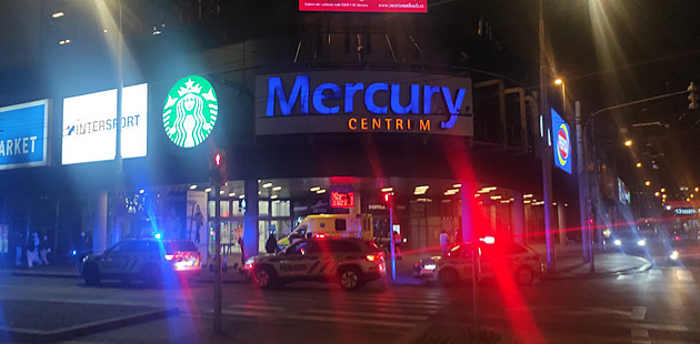 Muž v obchoďáku nadával kolemjdoucím. Zasáhl policista, tomu pak hrozil smrtí