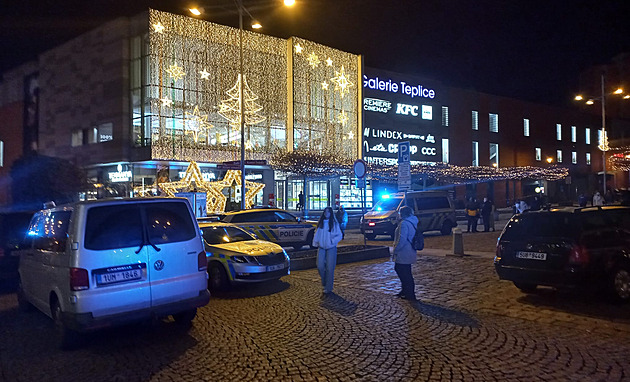 Policisté evakuovali obchodní centrum v Teplicích, anonym hrozil střelbou