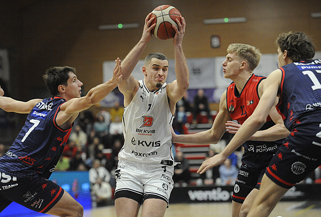 Jelínek stále v ráži, Brňané uspěli v Pardubicích a jsou znovu druzí