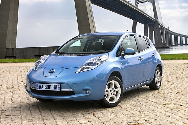 Nissan Leaf je průkopníkem elektromobility, dnes je lepší se těm starým vyhnout