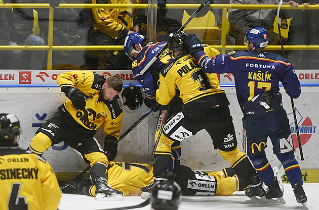 ONLINE: Budějovice snížily v Litvínově, Vary vedou v derby. Hradec vyrovnal