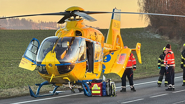 Jeden mrtvý, uzavřená silnice. U Bystřice na Benešovsku se srazilo osobní a nákladní auto