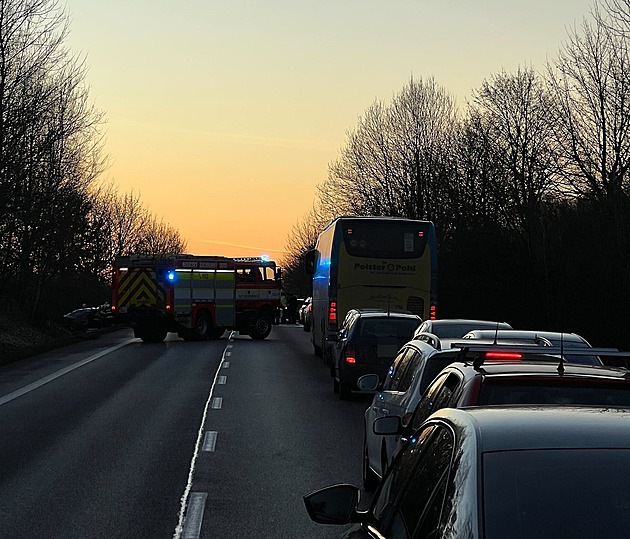 U Úlibic na Jičínsku utrpělo při srážce aut zranění osm lidí, jeden vážná