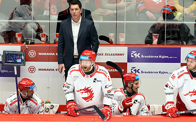 ONLINE: Třinec bez Motáka vede nad Kladnem, Pardubice kráčí k výhře v Brně