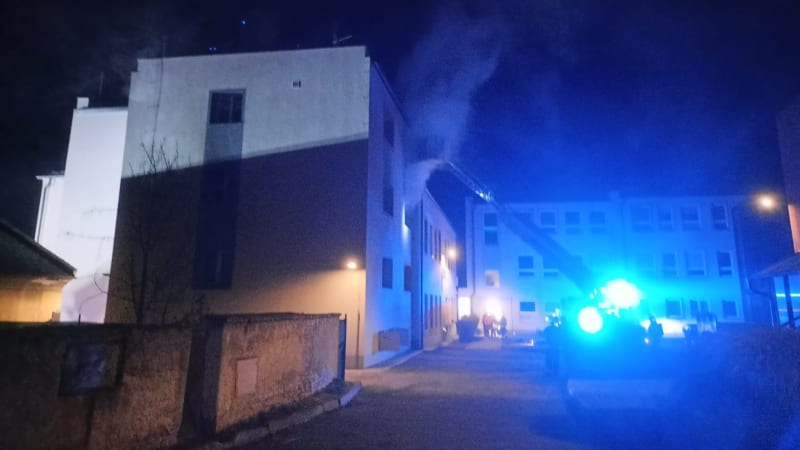 Hasiči zachránili z hořící školy na Olomoucku pět lidí a psa