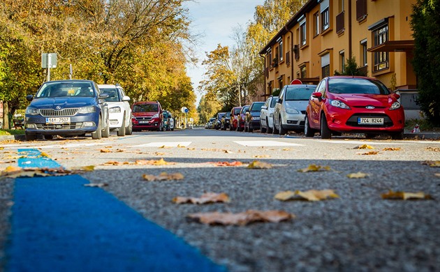 Od nového roku končí elektroautům a hybridům parkování v Praze zdarma