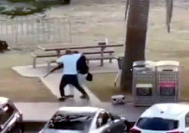 Chtěl jsem zabránit zabíjení dalších lidí, líčil muž, který odzbrojil útočníka na pláži