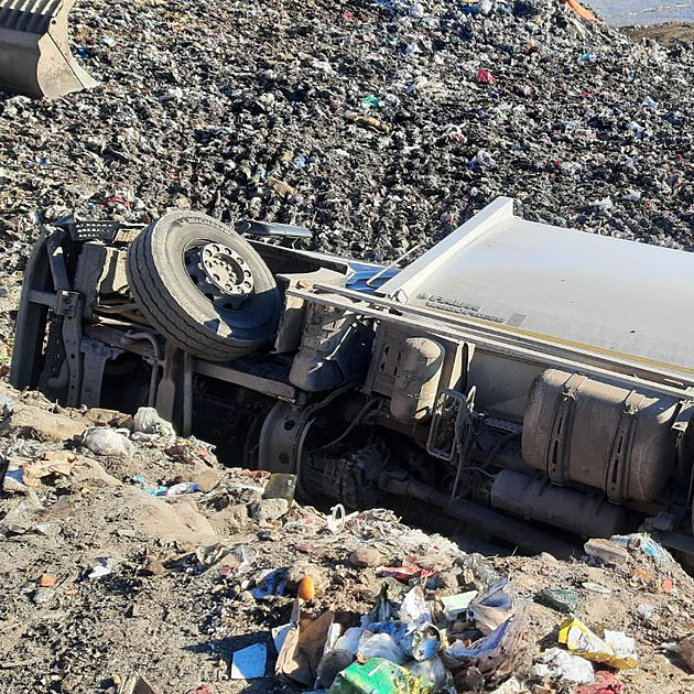 Na skládce se převrátil popelářský vůz, spolujezdec podlehl zraněním