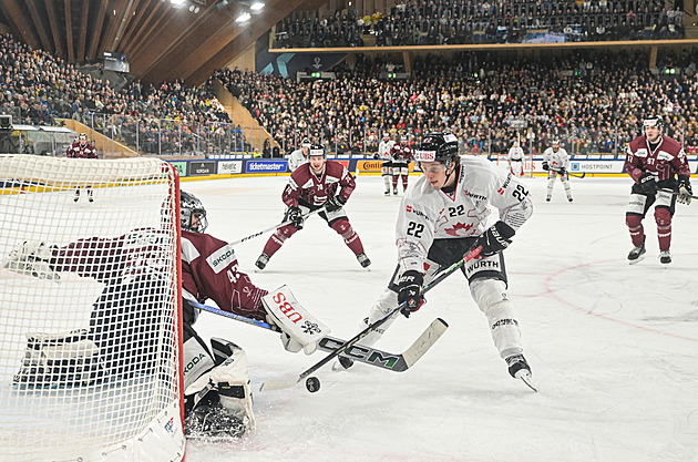 ONLINE: Sparta má na dosah semifinále Spengler Cupu, podruhé skóruje Dzierkals