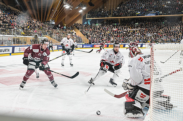 ONLINE: Sparta hraje semifinále Spengler Cupu, s univerzitním výběrem prohrává