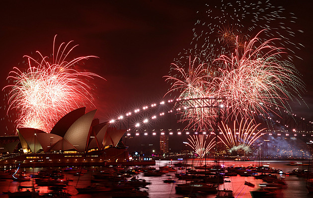 Svět vstupuje do roku 2026. Ohňostroje rozzářily Auckland i Sydney