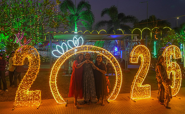 Svět vstupuje do roku 2026. Ohňostroje rozzářily Auckland i Sydney