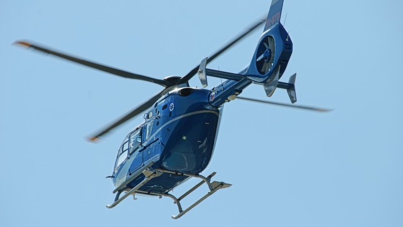 Oslavy v Táboře se zvrtly: Muž vypadl z šestého patra, zasahoval záchranářský vrtulník