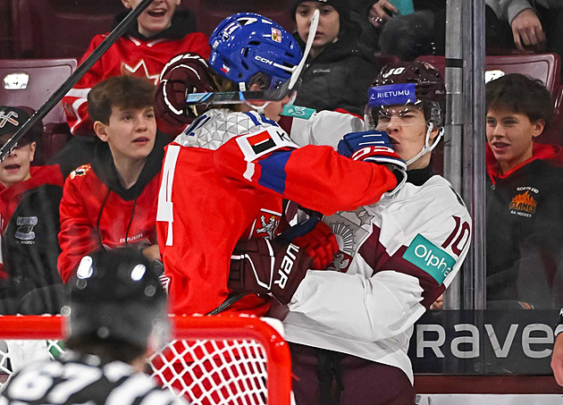 ONLINE: Česko - Lotyšsko 4:2. Nestrašil dal juniorům klid, trefil se do prázdné branky