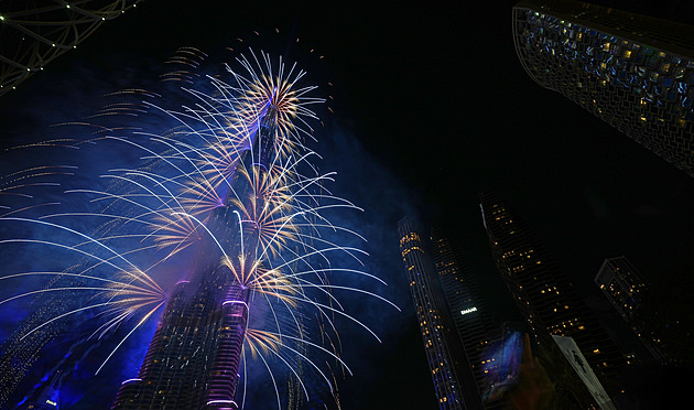 Ohňostroje nad Londýnen. Oslavy nového roku se přibližují k americkému kontinentu