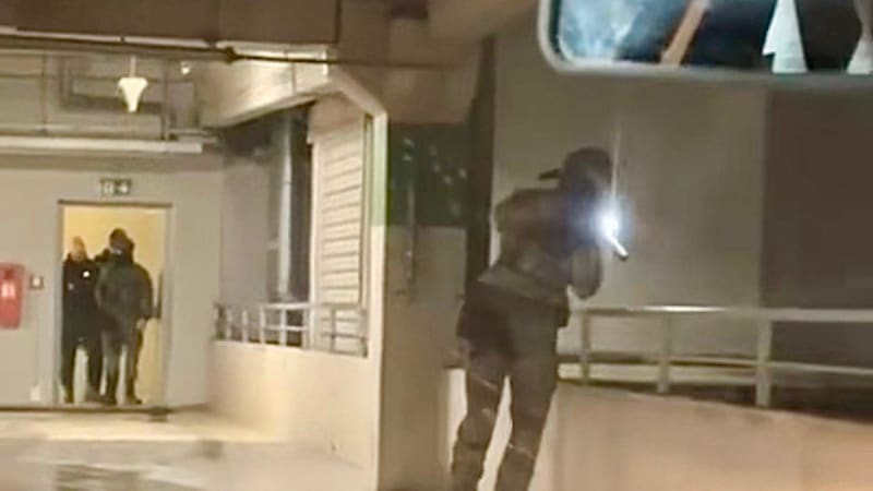 Útok nožem v hradeckém obchodním centru. Na místě je zásahovka, policie po pachateli pátrá