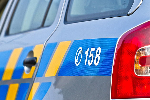 Útok v hradeckém obchodním centru. Dva zranění, policie hledá muže se sečným nástrojem