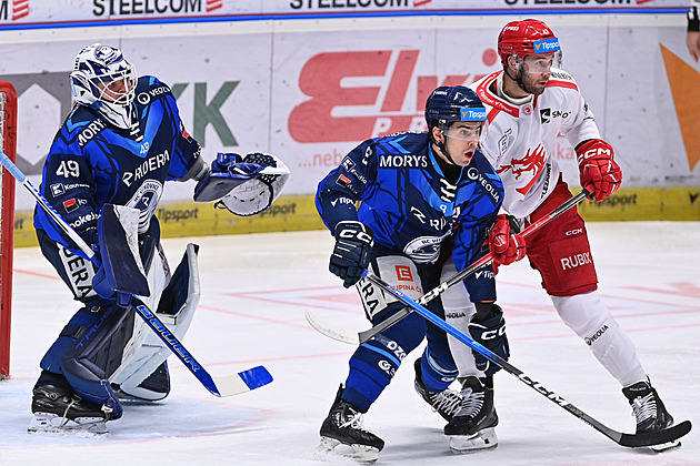 ONLINE: Pardubice srovnávají ve Varech, Třinec vede. Plzeň dává pátý gól