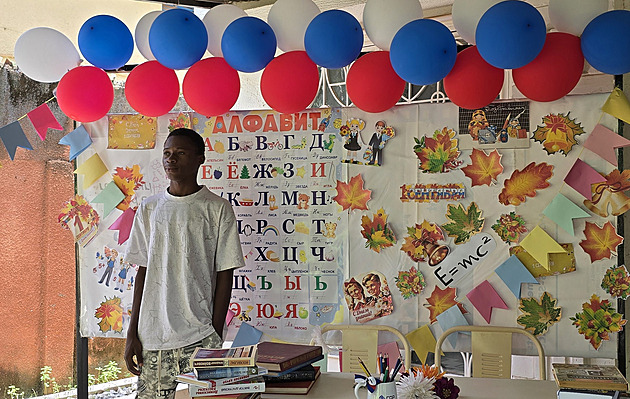 Moskva vštěpuje Africe svou mentalitu. Staví Ruské domy, láká na šachy i školy