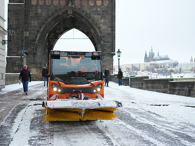 Sníh komplikoval dopravu v Praze a okolí, spoje nabíraly zpoždění