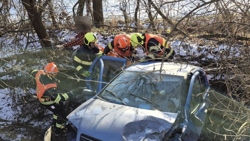Smrtelná nehoda na Zlínsku: Při srážce zemřela žena, auto skončilo v příkopu