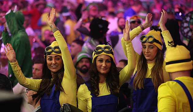 OBRAZEM: Superhrdinové, Elvis i pizza či pivo. Jaké byly kostýmy na MS v šipkách?