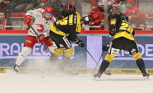 ONLINE: Kladno vede na Spartě, Třinec s Litvínovem srovnává. Lídr vyzve Vítkovice