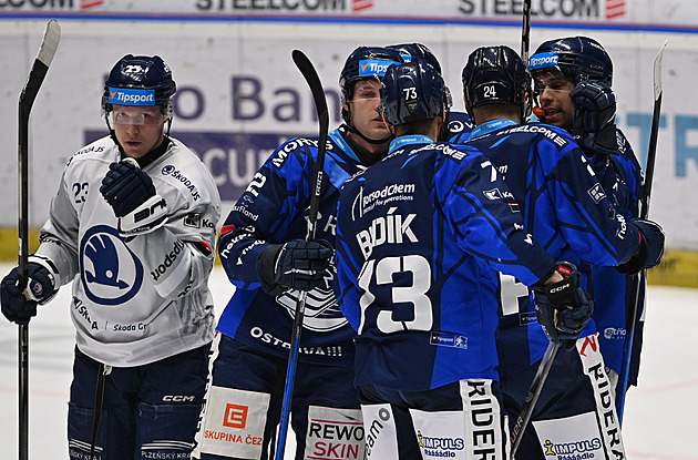 ONLINE: Litvínov otáčí duel s Kladnem. Pak šlágr Sparty s Pardubicemi
