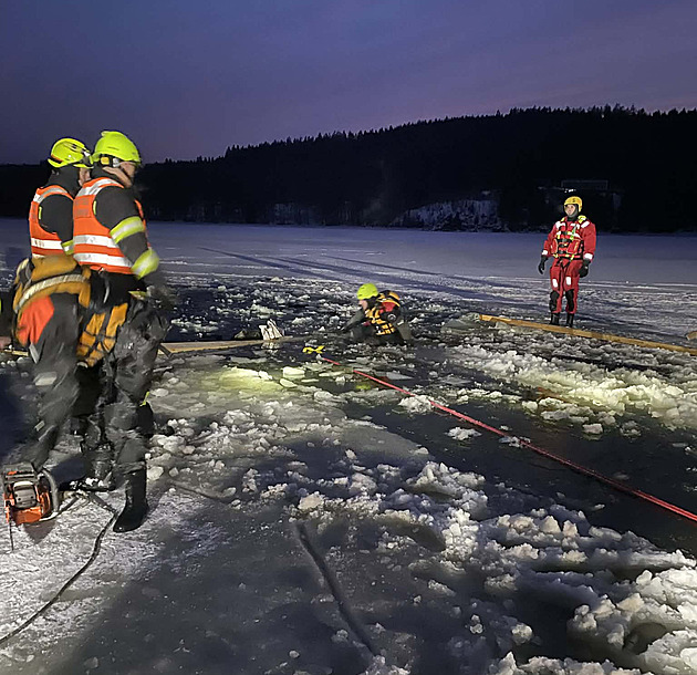 Čtyřkolka připravovala bruslařkou magistrálu na Lipně, skončila pod hladinou