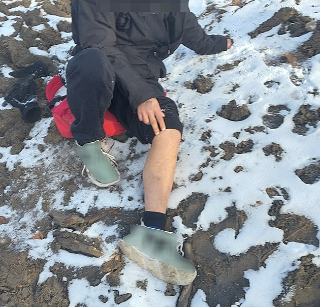 Muž porušil zákaz vstupu a v zavřeném parku si zlomil nohu. Měl štěstí, že neumrzl